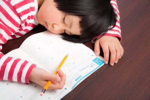 勉強に疲れる子ども