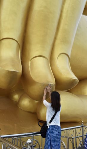 仏像の爪先