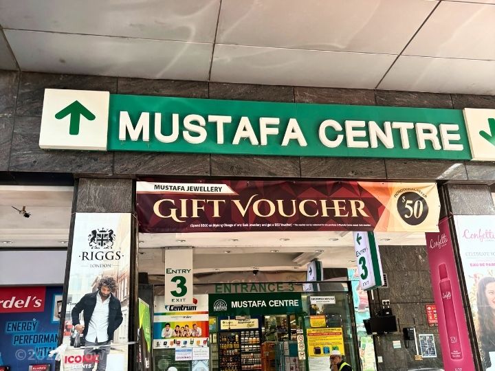 ムスタファセンターの入り口