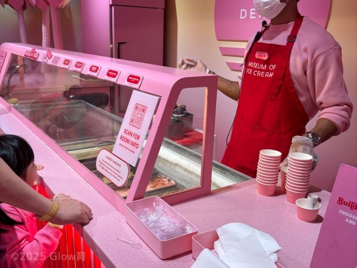 ミュージアムオブアイスクリームのアイスを待つ子