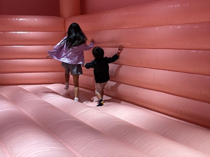 アイスクリームミュージアムで遊ぶ子どもたち