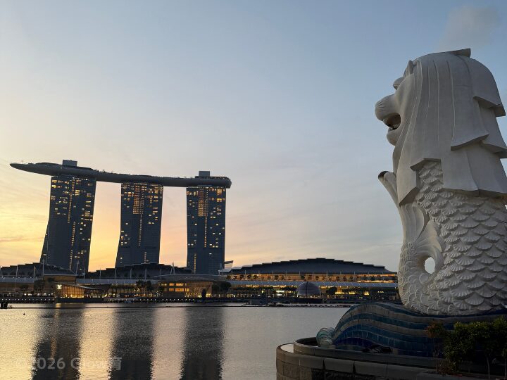 朝のマーライオンとマリーナベイサンズ