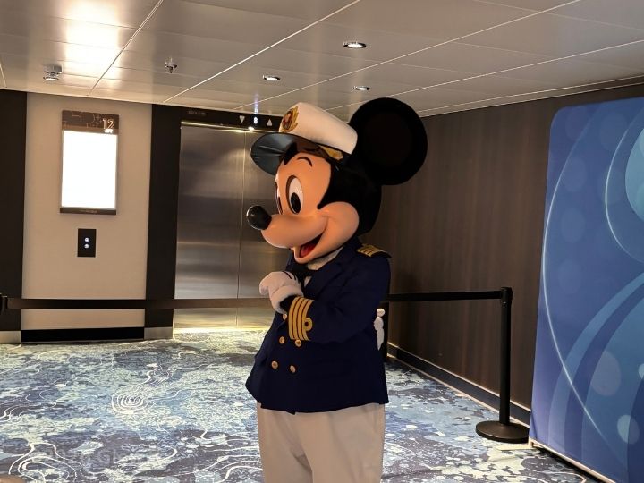 ディズニークルーズでミッキーとバッタリ